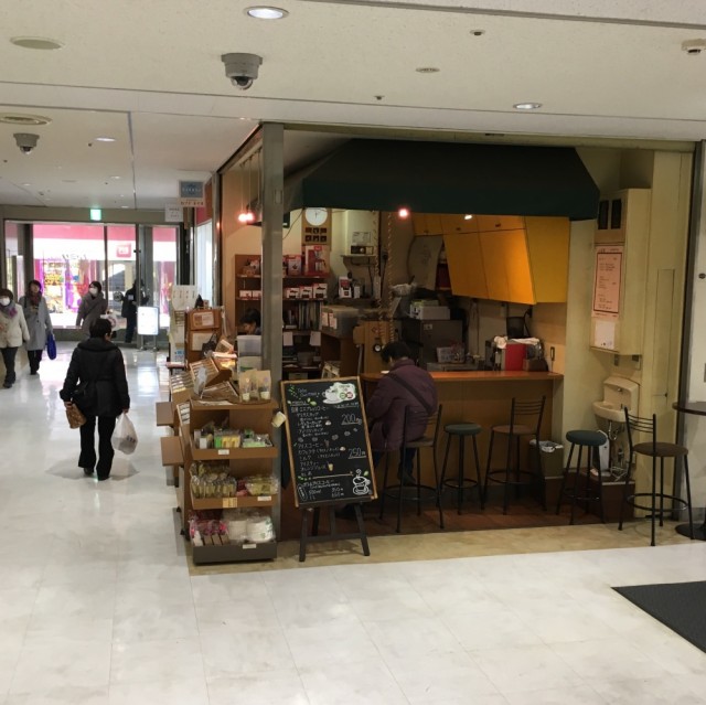 コーヒー屋さんを右です。すぐ扉があります。柏市で整体なら宮田カイロプラクティックにお任せください。