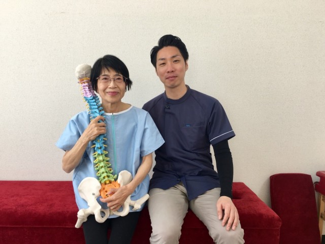 患者さんとの写真４。千葉県柏市で整体院をお探しなら宮田カイロプラクティックにお任せ下さい！