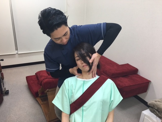 頸椎のアジャストメント画像。千葉県柏市で整体院をお探しなら宮田カイロプラクティック！